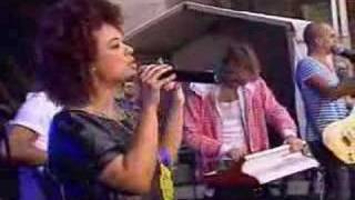 Sneaky Sound System : UFO live