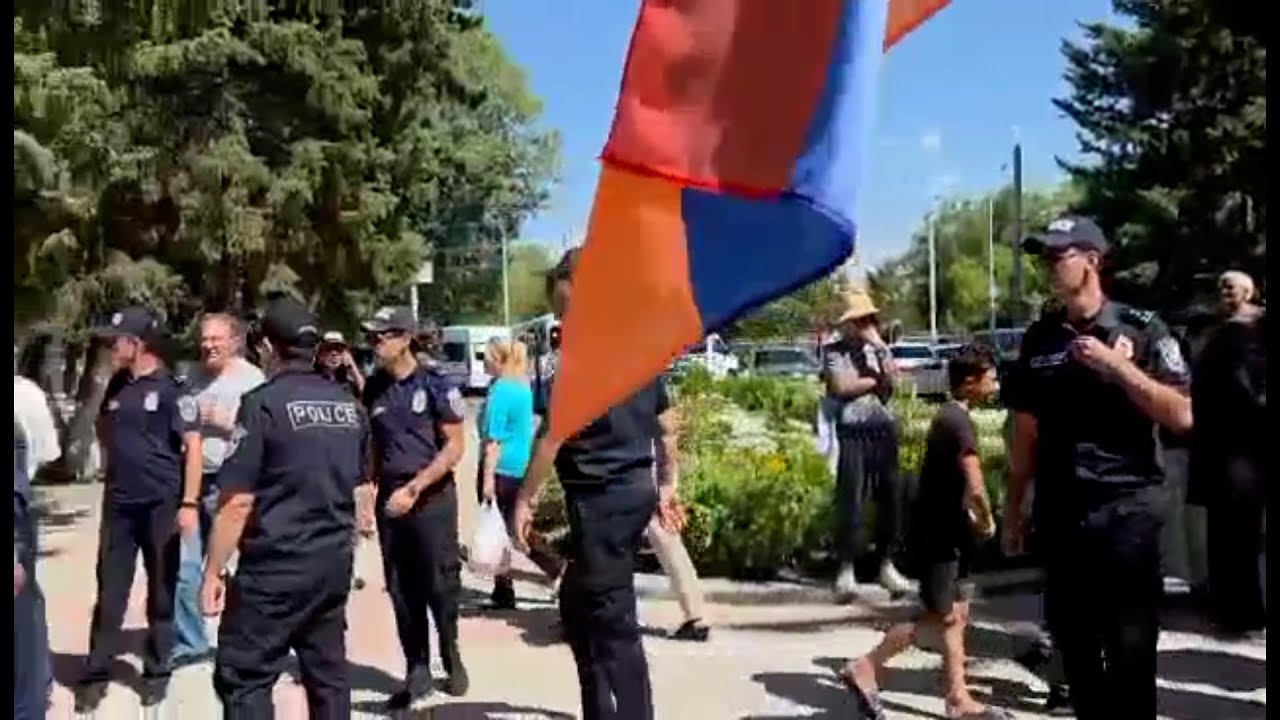 102֊րդ ռազմաբազայում ոստիկաններն են, կոմունիստներն ու շարքային գյումրեցիները