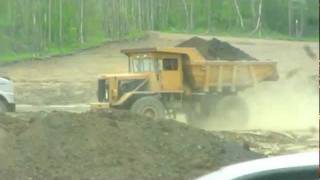 preview picture of video 'Old Rock Truck Hauling Fill'
