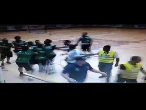 Pedro Gil perde a cabeça e derruba colega de equipa ( Sporting 5x5 Benfica )