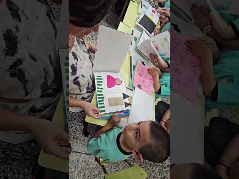 Gino Mamá Papá en el Jardín entrega de carpetas de trabajos realizados en el año 9/12/25