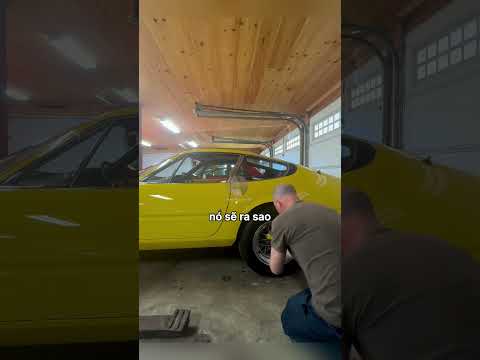 Anh ấy dùng một cây búa để thay lốp xe ô tô