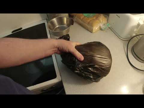 MongoTV_6145 - SPISER STYKKE WINERBRØD MED GLAS MÆLK TIRSDAG EFTERMIDDAG