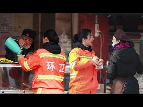 環衛工寒冬街頭借熱水泡麵，有人主動為她加了餐！