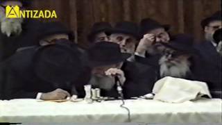 ניגון רצית ה' בהתוועדות עם הרבי מליובאוויטש - התמונה מוצגת ישירות מתוך אתר האינטרנט יוטיוב. זכויות היוצרים בתמונה שייכות ליוצרה. קישור קרדיט למקור התוכן נמצא בתוך דף הסרטון