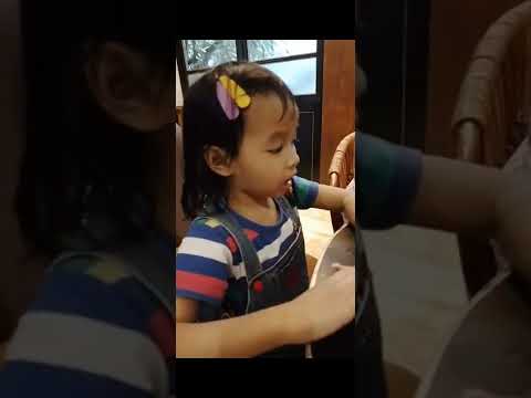 mufidah ikut ibu ke cafe bertemu teman2nya,mufidah suka banget kalau di bawa ibu, teman2...🤗🤗