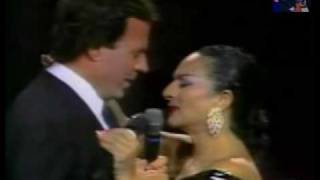 JULIO IGLESIAS - LOLA FLORES " Somos dos Caminantes " ("En la Playa" )