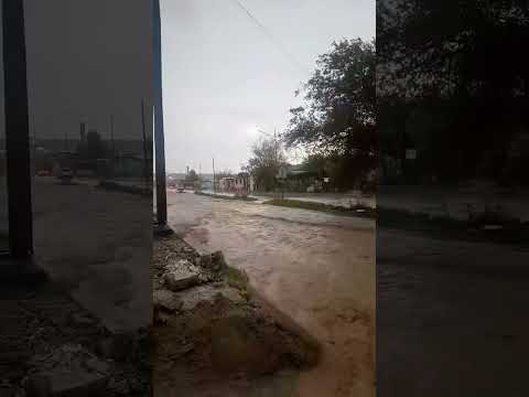 Vecinos captaron cómo crece el arroyo de Las Víboras, tras las lluvias de esta tarde