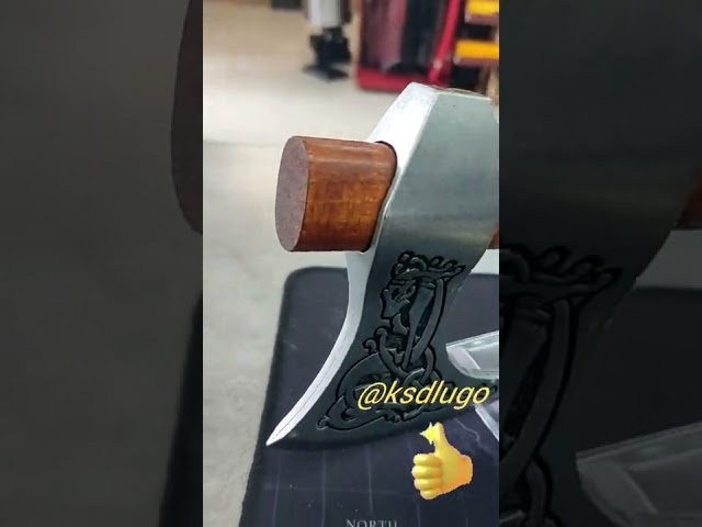 Vídeo relacionado con Hacha Ragnar de 20 Pulgadas con Mango de Fresno Grabado y Hoja de Acero al Carbono Grabada - NovaHaven