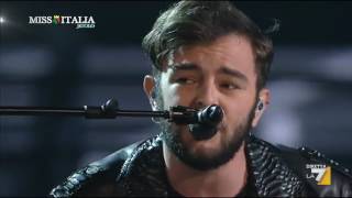 Lorenzo Fragola ospite alla serata finale della 77a Edizione di Miss Italia canta: D'improvviso