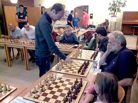 40-jähriges Jubiläum SC Diogenes, Großmeister Petar Genov spielt Simultan