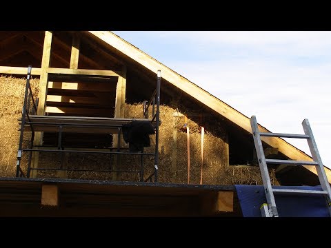 Strawbale Vlog 45 - kompresja słomy pod skosami w szczycie budynku