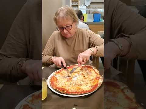 Come mangiano la pizza gli italiani 🍕 #pizza #galateo #italia