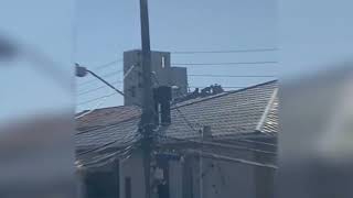 Policiais militares sobem em telhados para retirar homem que se recusava sair
