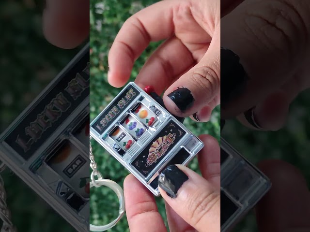 Vídeo relacionado con WUSJCOF Mini Juego,Amuleto de Casino,Jackpot,Decoración Creativa para Autos,Ranura para Fruta,Arcade Game,Llavero Tragaperras,Regalo de Cumpleaños para Hombres y Mujeres (dorado)