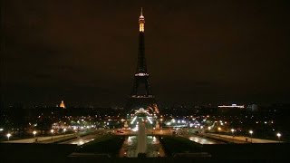 La Tour Eiffel plonge dans le noir en hommage à l'attaque de Londres