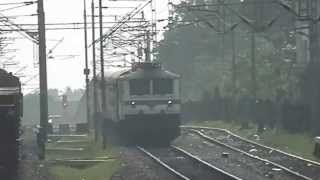 preview picture of video 'Charminar Express Thunders Ghatkesar at MPS - The WAP 7 style'