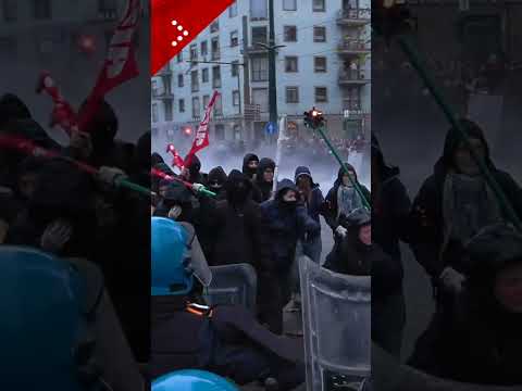 Corteo a sostegno dell'Askatasuna, scontri tra antagonisti e polizia vicino al centro sociale