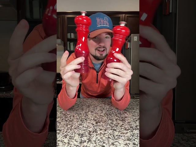 Vídeo relacionado con Le Creuset Molinillo de pimienta, Plástico ABS, 6.2 x 6.2 x 20.8 cm, Mecanismo de cerámica, Cereza, 96001900060000
