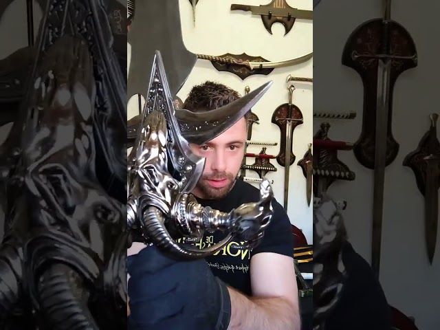 Vídeo relacionado con Abrecartas Frostmourne de World of Warcraft en forma de espada con base, 22,5 cm, accesorio para hogar y oficina, regalo y mercancía para fanáticos y coleccionistas