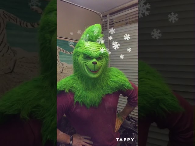 Vídeo relacionado con SINSEN Máscara de monstruo grande verde de Navidad con sombrero de terciopelo rojo, máscara de cabeza de látex, accesorios de disfraz de cosplay de Navidad