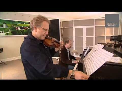 Shlomo Mintz and Petr Jiříkovský rehearsing Skoumal piece