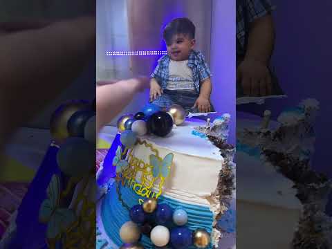 قلت باخذ قطعة صغيرة… وانتهت الحفلة وأنا آكل نص الكيكة 😂🎂