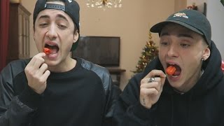 IO E ZODA MANGIAMO IL PEPERONCINO PIÙ PICCANTE DEL MONDO !!! *ATTENZIONE*