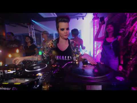 Ella De Vuono scratching @ Open House