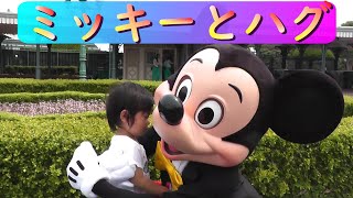 ミッキーと握手してハグしてもらったよ🎶写真も撮った。夜はエレクトリカルパレード見たよ🎵　Tokyo Disneyland　Mickey MOUSE Hug