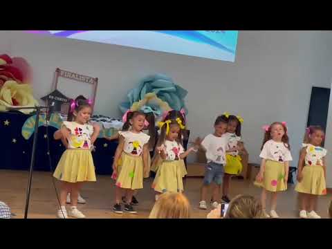 susaninha e a sua turma a dançar