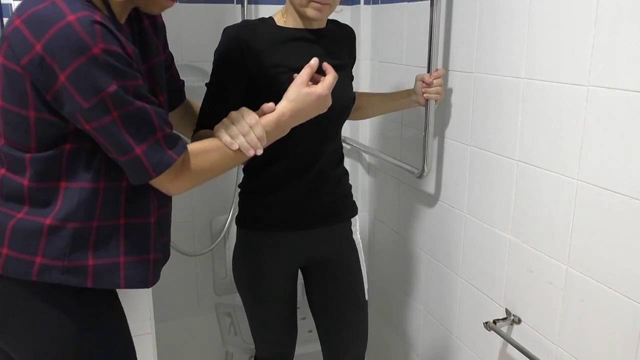 V&iacute;deo sobre Escuela de cadera. Aseo, ducha en silla.