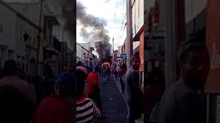 Incendio de camión Dorado por la calle Patoni, entre 20 de Noviembre y Negrete a las 6:30 de la tard