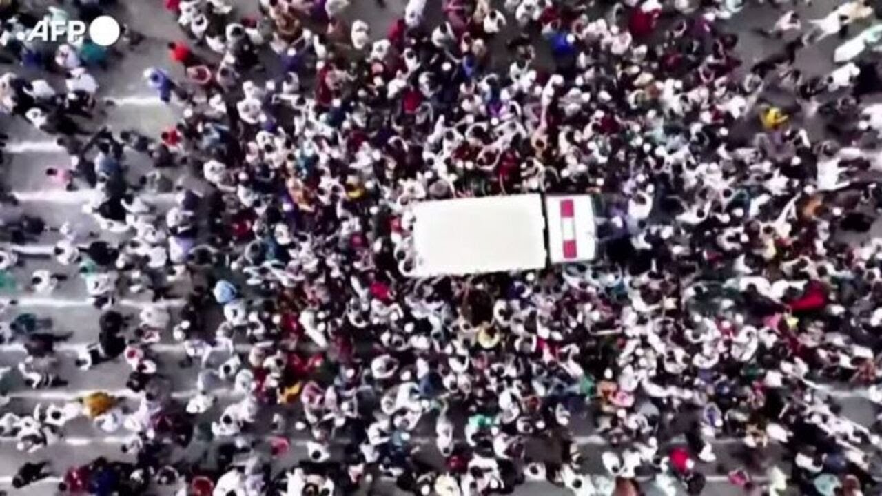 Bangladesh, in migliaia al funerale di uno dei leader della rivolta del 2024 ucciso a Dacca