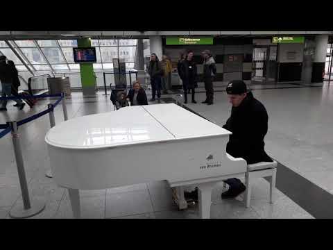 Thomas Krüger – Crazy Piano Medley of Falco Songs At Dormund Airport – (Out of The Dark + Amadeus)