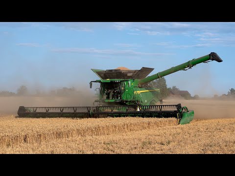 John Deere combine X9 in action