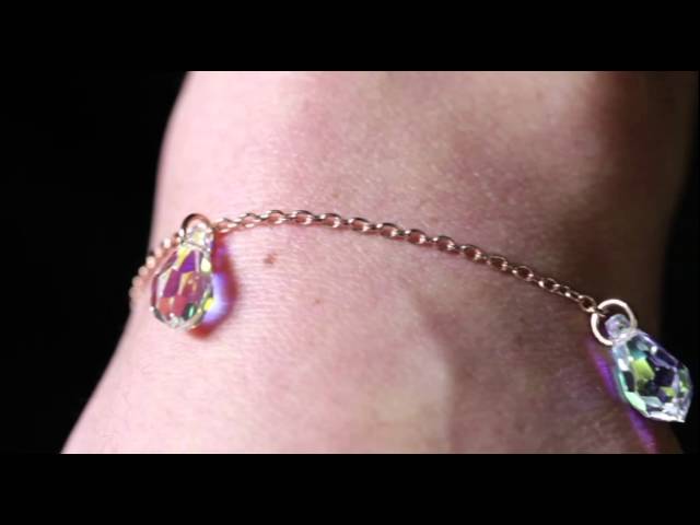 Vídeo relacionado con Swarovski Conjunto Bella V, Conjunto de Colgante y Pendientes, con Cristales Transparentes Redondos, Acentuados con un Toque de Pavé de Cristal Transparente, Talla redonda, Baño tono oro rosa, Blanco