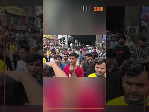 মিরপুরের সড়ক অবরোধ করে রেখেছেন পোশাকশ্রমিকেরা | Daily Sun Bangla