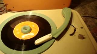 Gus Backus Sauerkraut Polka auf Philips Kofferplattenspieler