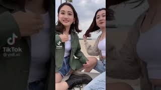 【TikTok】ズボンの隙間が危うい美女
