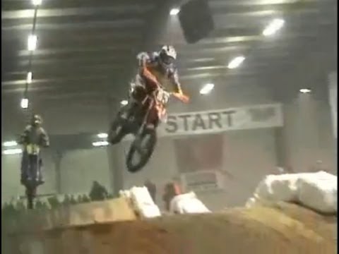 Amazing 2 stroke supercross battle.