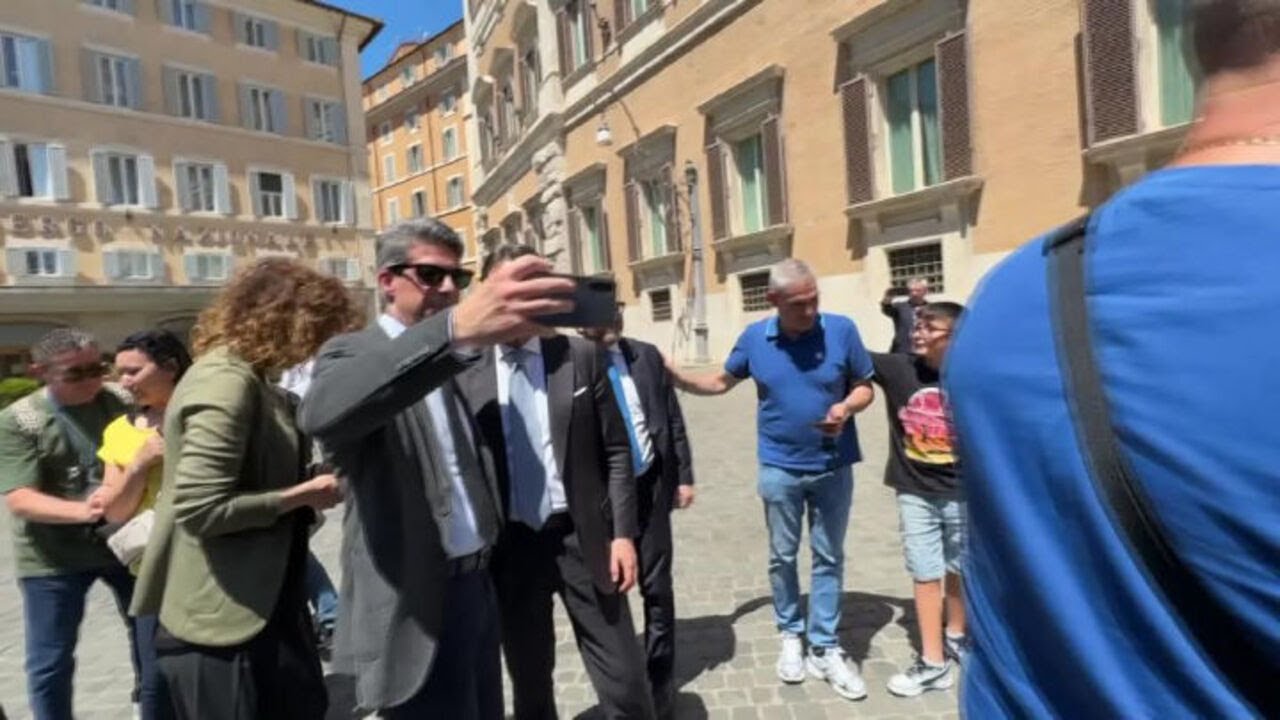Fila di selfie per Conte a termine della dichiarazione a Montecitorio