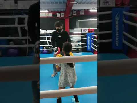 双子女子とチビのボクシングのジャブ