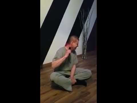 Idiota bawi się paralizatorem