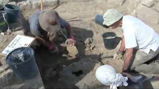 preview picture of video 'Tiberias - Uncovering a hole and finding an Amphora'