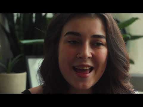 OBRAZ MUŽA NA ČERVENOM KRESLE V JESENNEJ KRAJINE