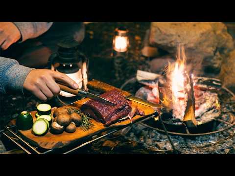 1人だけの贅沢時間。秘密の渓谷で焚き火を味わうソロキャンプ(ASMR)