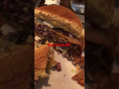 O hambúrguer Keg e purê de batata com alho para o #jantar. #restaurante #steak #steakhouse