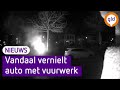 Vandaal die met vuurwerk motorkap opblaast staat op camerabeelden