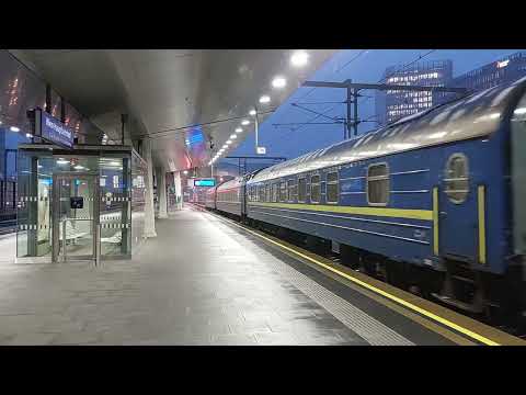 EC 149 "Hortobagy" to Zahony with 3 sleeping cars to Kyiv leaving Wien Hbf